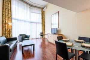 布鲁塞尔蒙哥马利B公寓式酒店的客厅配有沙发和桌子