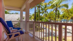 圣斐利-银港Playabachata的海滩上带椅子和棕榈树的阳台