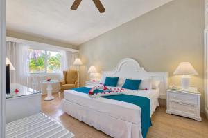 圣斐利-银港Playabachata的卧室配有蓝色和白色的大床