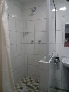 姆巴巴内Otentik guesthouse的带淋浴和盥洗盆的浴室