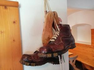 巴德哥依斯恩Luise Wehrenfennig & Haus EvA的挂在冰箱上的一双靴子