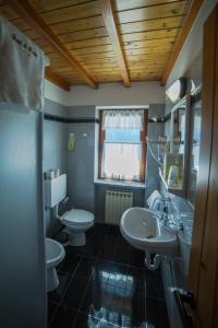 尚波吕克克劳施尔酒店的浴室设有2个卫生间、水槽和卫生间。