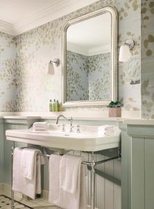 特拉利Ballygarry Estate Hotel & Spa的一间带水槽和镜子的浴室
