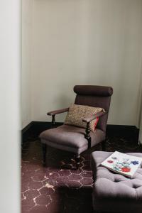吉维尼乐达米蒂基韦尔尼住宿加早餐旅馆的客厅配有椅子和沙发