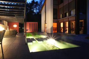 ValendasCarrera - Ferienhaus mit Traumgarten (120m2) für max. 2 Personen的一座带灯光游泳池的建筑的庭院