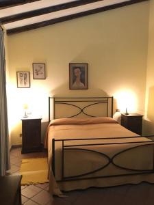 GerbiniAgriturismo Masseria Portiere Stella的一间卧室配有一张带2个床头柜的大床