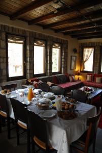 PezoúlaGuesthouse Petrino的用餐室配有餐桌和食物