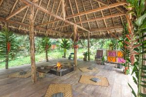 特纳Selina Amazon Tena的凉亭内带火坑的户外庭院