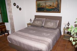 TalaraLa Cañota King Rooms Adults Only的卧室配有一张床,墙上挂有绘画作品