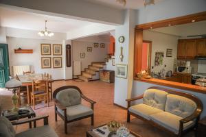 帕莱罗斯Palairos historic property的客厅配有沙发、椅子和桌子