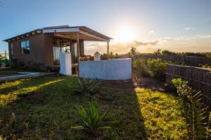 托弗海滩Casa Narinho的一座位于庭院的小房子,阳光照耀