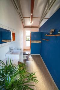 托弗海滩Casa Narinho的浴室设有白色水槽和蓝色的墙壁