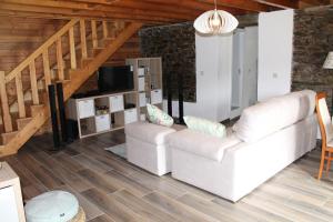 布拉干萨Serapicos House的客厅配有2张白色沙发和电视