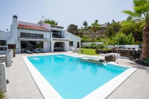 圣乌尔苏拉Casa Las Rocas的一座房子后院的大型游泳池