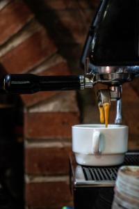 乌尤尼托尼托酒店的咖啡机将咖啡倒入杯子
