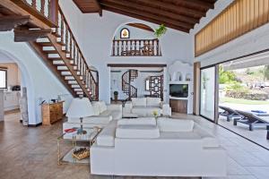 圣乌尔苏拉Casa Las Rocas的客厅设有白色沙发和楼梯。