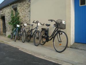 叙尔坦维尔拉麦地那住宿加早餐旅馆的三辆自行车停在大楼旁边
