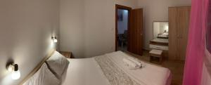 蒂瓦特Apartmani Gaga的一间卧室配有一张床,上面有两条毛巾