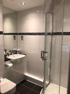 Stonefield斯通菲尔德城堡酒店‘定制酒店’的带淋浴、盥洗盆和卫生间的浴室