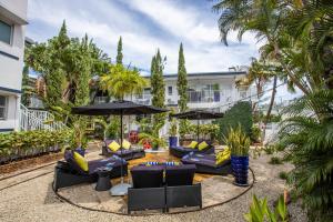 迈阿密海滩海滨全套房酒店的庭院配有沙发和遮阳伞