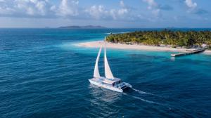 Palm IslandThe Palm Island Resort - All Inclusive的海滩旁的水中小船