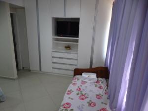卡波布里奥普萨达妮酒店的一间带桌椅和电视的房间
