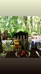 格拉纳达蒙巴卡山林小屋的一张桌子,上面放着一碗水果和橙汁
