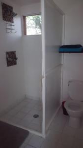 格拉纳达蒙巴卡山林小屋的白色的浴室设有卫生间和窗户。