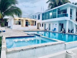 阿雷西博Ventana al Atlantico at Arecibo 681 Ocean Drive的一座房子前面设有游泳池