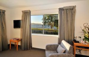 罗托鲁瓦围邑湖滨spa度假酒店的客厅设有水景窗户