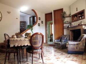 图里Villa Franca B&B的客厅配有桌椅和镜子