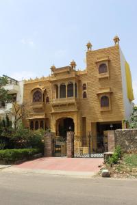 斋浦尔Jaisal Castle Homestay的街道上一座带门的大型砖砌建筑