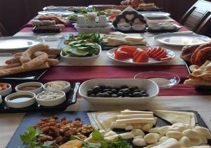 哈塔伊LUWİ ANTAKYA BOUTİQUE HOTEL的长桌,长桌里放着不同种类的食物