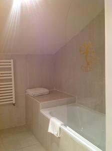 MoriscosGalican Casa Rural的白色的浴室设有浴缸和毛巾。
