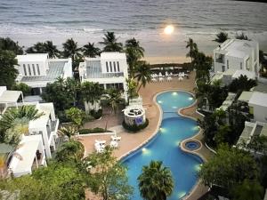 罗勇Front Samet Beach house with swimming pool的享有度假村和海洋的空中景致