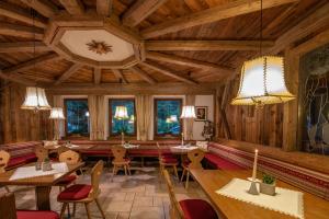 瓦尔道拉克里斯托夫酒店的餐厅设有木制天花板和桌椅