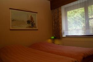 莫尔布鲁葛思科度假屋的一间卧室设有一张床和一个窗口