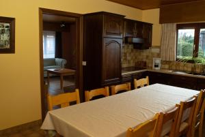 莫尔布鲁葛思科度假屋的厨房配有桌椅、桌子和桌子。