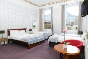 爱丁堡Park View House的酒店客房设有两张床和一张桌子。
