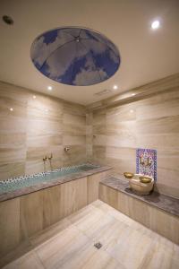 伯萨Ruba Palace Thermal Hotel的带浴缸和碗在柜台的浴室