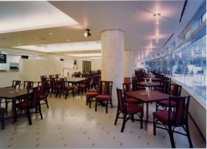 汤泽町汤泽银水木屋酒店的餐厅内带桌椅的用餐室