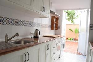 Enjoy Sevilla Familia的厨房或小厨房
