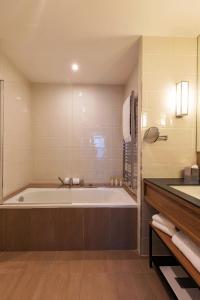 科涅克Appartements Chais Monnet的带浴缸和盥洗盆的大浴室