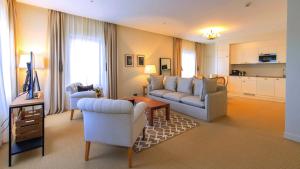科涅克Appartements Chais Monnet的客厅配有沙发和两把椅子