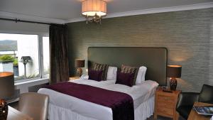 温德米尔榉木山Spa酒店的一间卧室设有一张大床和一个窗户。