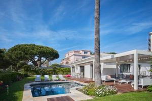 戛纳FRGK"Contemporary Villa on the Croisette with Stunning Sea Views & Private Pool!!!的一座带游泳池和房子的别墅