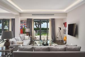 FRGK"Contemporary Villa on the Croisette with Stunning Sea Views & Private Pool!!!的休息区