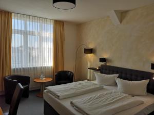 哥达爱腾杜克亥酒店的酒店客房设有床和窗户。
