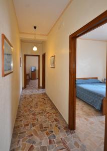 莫杜尼奥A-14酒店的走廊,带一张床的酒店客房