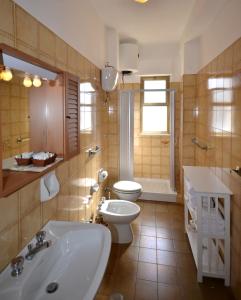 莫杜尼奥A-14酒店的浴室配有盥洗盆、卫生间和浴缸。